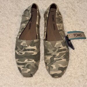 TOMS Green Camouflage Canvas Slip-Ons Size 8.5 NWT